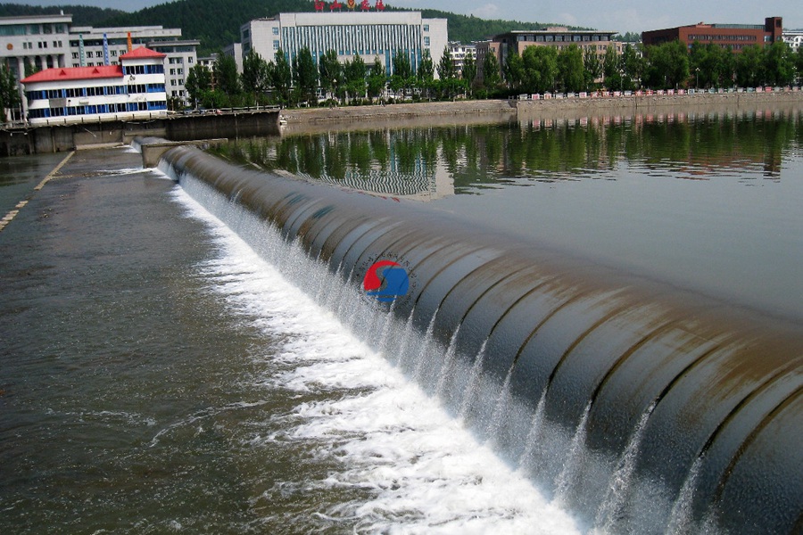 坝长140m，坝高2.3m，枕式充水橡胶坝