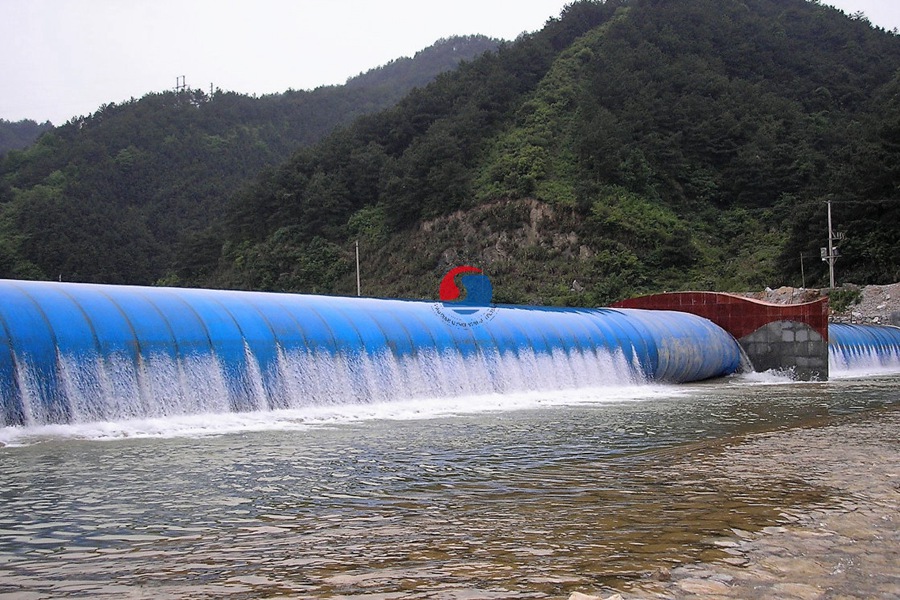 坝长90m，坝高1.8m，枕式充水橡胶坝